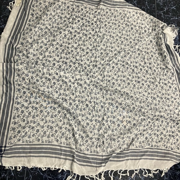 Abercrombie & Fitch Accessories - Abercrombie & Fitch new york square floral plaid design framed linen scarf wrap